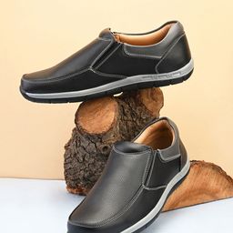 The Roadster Lifestyle Co. Men Black Lightweight Slip-On Casual Sneakers-picture-53
