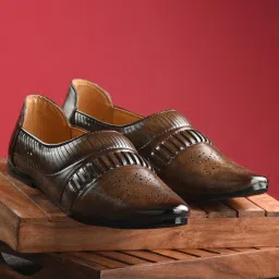 Cool Traditional Jutis For Men Mojaris For Men Nagra For Men Casuals For Men Casuals For Men-image-58