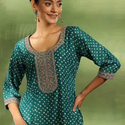 Libas Bandhani Embroidered Sequinned Straight Kurta With Trouser & Dupatta image 3