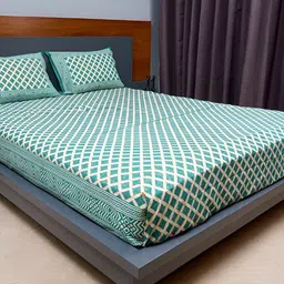 inizio Sea Green Cream Abstract Cotton 220 TC King Bedsheet With 2 Pillow Covers-10