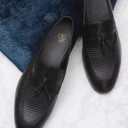 House of Pataudi Men Black Textured Semi Formal Taselled Loafers-picture-21