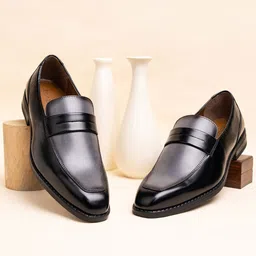 LOUIS STITCH Men Leatherette Dual Tone Shade Moccasin Shoes-image-0