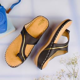 The Roadster Lifestyle Co. Black & Gold-Toned Stitch Detail One Toe Flats-image-20
