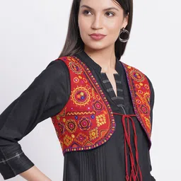 SUTI Geometric Embroidered Crop Open Front Jacket image 2