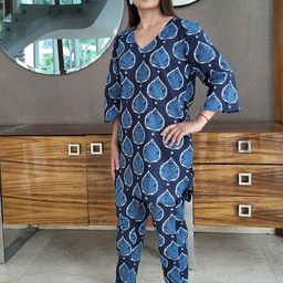 Freesia Array Ethnic Motifs Printed V-Neck Pure Cotton Kurti With Pyjamas image 3