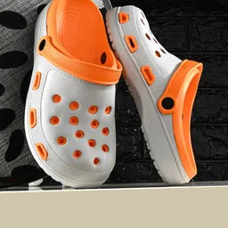Vellinto Men Colourblocked Clogs-39