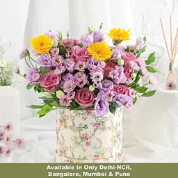 Pretty Grebera N Roses in Floral Box-image-21