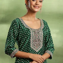 Libas Bandhani Embroidered Sequinned Kurta with Trouser & Dupatta image 3