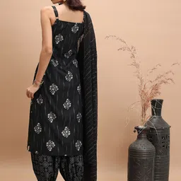 Vishudh Black Floral Printed Shoulder Strap Regular Kurta With Patiala & Dupatta image 2