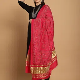 SOUNDARYA Printed Bandhani Dupatta with Zari image 4