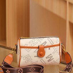 Diva Dale PU Structured Handheld Bag with Applique-image-86