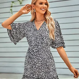 StyleCast Black & White Floral Printed V-Neck Playsuit-picture-29