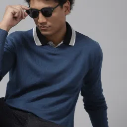 Men Solid V Neck Blue Sweater-image-74