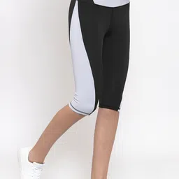 Boston Club Women Black & White Colourblocked Skinny-Fit Capri Tights-picture-41