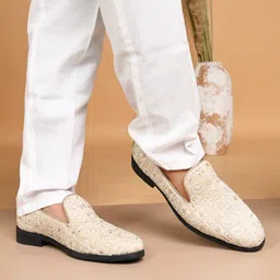 House of Pataudi Men Embroidered Velvet Slip On Ethnic Mojaris Loafers Shoes-picture-2