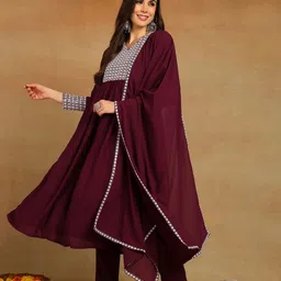 House of Pataudi Floral Yoke Design Thread Work Anarkali Kurta With Trousers & Dupatta-picture-34
