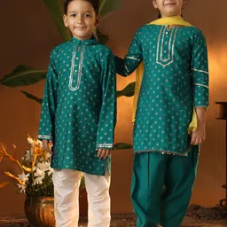 VASTRAMAY Girls Floral Foil Printed Gotta Patti Straight Kurta With Patiala & Dupatta-image-60