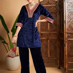 Shae by SASSAFRAS Ethnic Motifs V-Neck Regular Thread Work Velvet Kurti With Trousers-picture-10