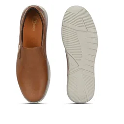 Egoss Men Textured Comfort Insole Contrast Sole Leather Slip-On Sneakers image 5