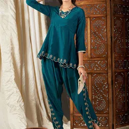 Shae by SASSAFRAS Zari Embroidered Border Ethnic Co-Ords-18