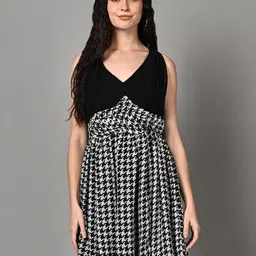 Justin Whyte Geometric Printed V-Neck Gathered Detail Fit & Flare Dress-image-40