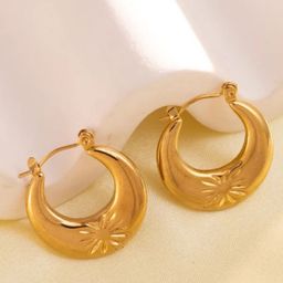 PUTSTYLE Gold-Plated Stainless Steel Vintage Carve Flower Hoop Earrings-image-5