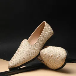 House of Pataudi Men Embroidered Round Toe Lightweight Mojaris-image-93