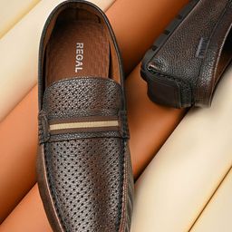 Regal Men Textured Round Toe Comfort Insole Lightweight Leather Loafers-image-15