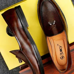 Bxxy Men Textured Round Toe Loafers-image-37