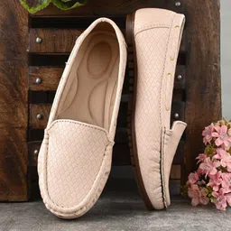 KARADDI Women Textured Round Toe Lightweight Loafers-26