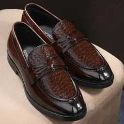 INVICTUS Men Textured Round Toe Faux Leather Formal Loafers-picture-26
