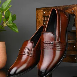 INVICTUS Men Textured Cut-Out Detail Formal Loafers-14