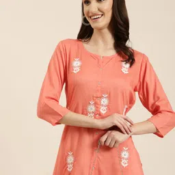SHOWOFF Floral Embroidered Thread Work Kurta-image-32