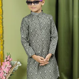 TABARD Boys Bandhani Printed Mandarin Collar Cotton Straight Kurta-picture-33