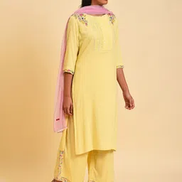W Floral Embroidered Thread Work Regular Kurta With Palazzos & Dupatta image 4