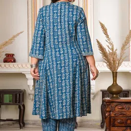 KALINI Plus Size Floral Printed Staight Kurta & Trousers With Dupatta image 5