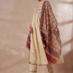 all about you Beige Floral Embroidered Regular Thread Work Kurta With Trousers & Dupatta image 5