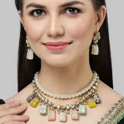 KARATCART Gold-Plated Kundan Studded & Pearls Beaded Jewellery Set-70