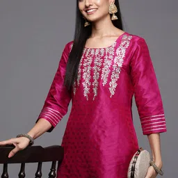 Varanga Women Pink & Gold-Toned Embroidered Kurta-33