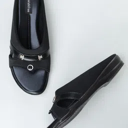 Walkfree Embellished Open Toe Flats-27