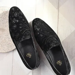 House of Pataudi Men Ethnic Embroidered Lightweight Mojaris-image-21