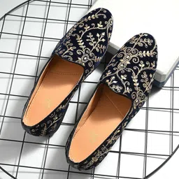 House of Pataudi Men Ethnic Embroidered Lightweight Mojaris-image-19