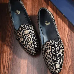 House of Pataudi Men Ethnic Embroidered Lightweight Mojaris-image-96