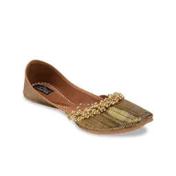 5 ELEMENTS Women Gold-Toned Ghungroo Embellished Mojaris-22