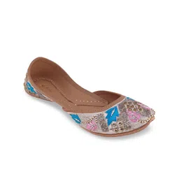 Fulkari Women White Embellished Mojaris Flats-18
