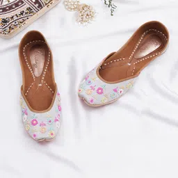 ELANBERG Embellished Ethnic Mojaris-31