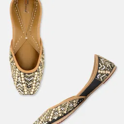 DESI COLOUR Women Black Printed Leather Ethnic Mojaris Flats-image-25