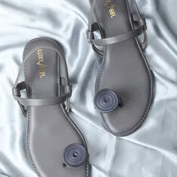 Luxyfeel One Toe Flats With Backstrap-1