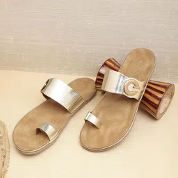 ICONICS Women Gold-Toned Textured One Toe Flats-image-27