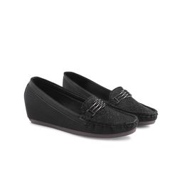 SHUZ TOUCH Women Textured Loafers-18
